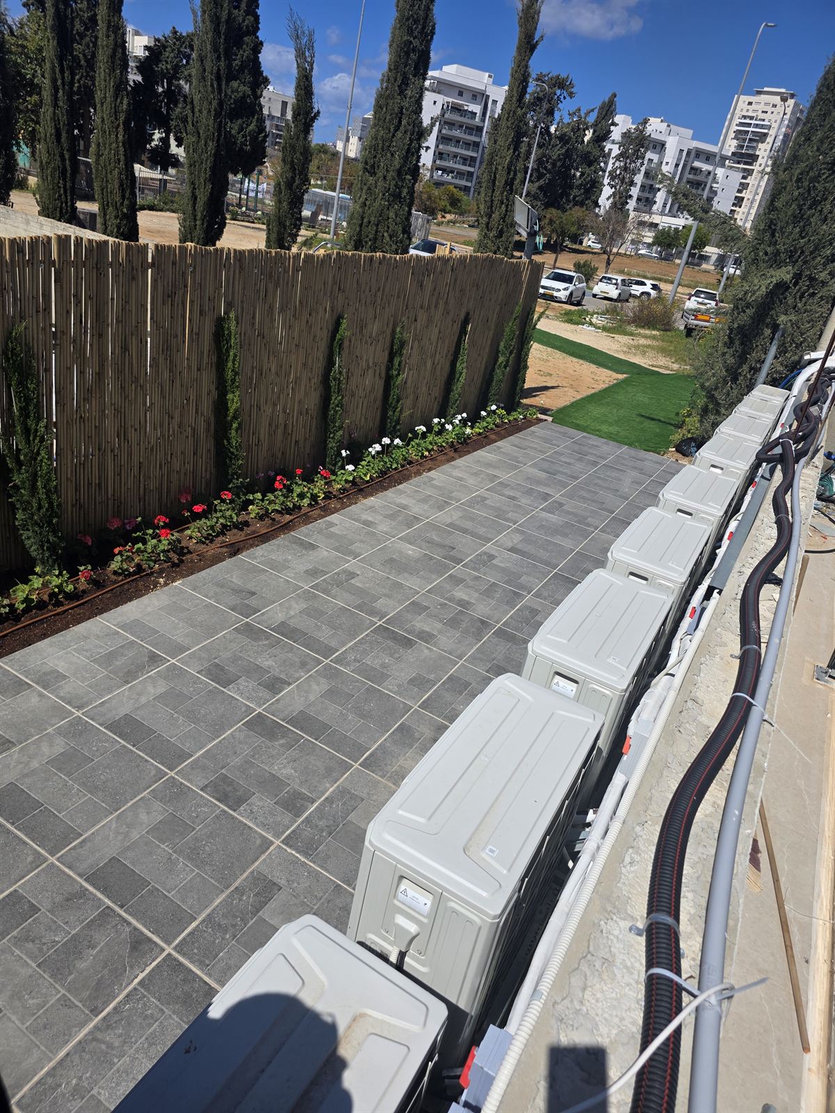 שביל כניסה מוגמר עם פרחים